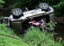 carro capota em córrego na zona leste de SP