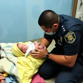 policiais militares salva bebê